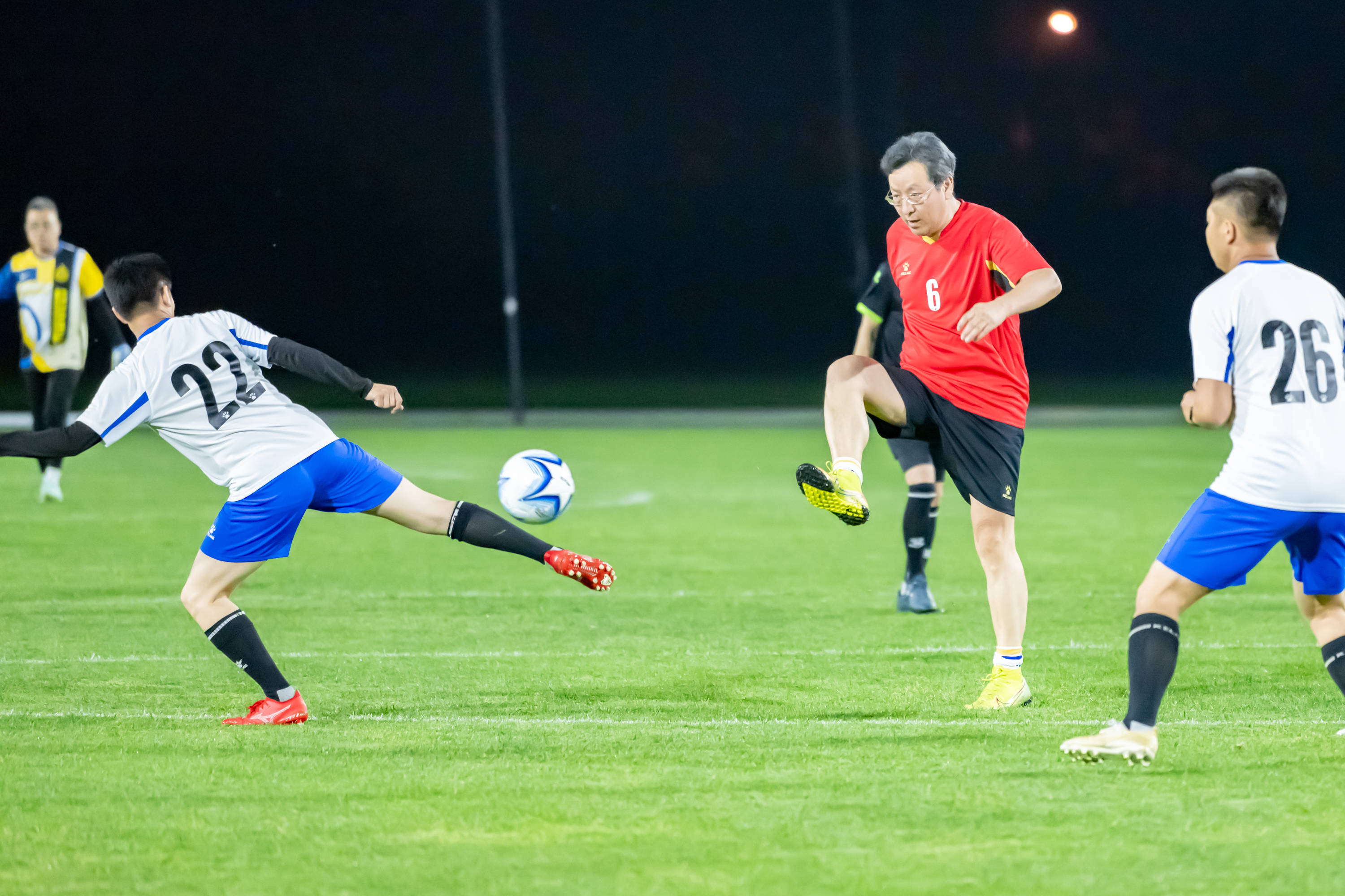 开云体育在线-关于足球比赛现场气氛火爆，观众热情高涨的信息