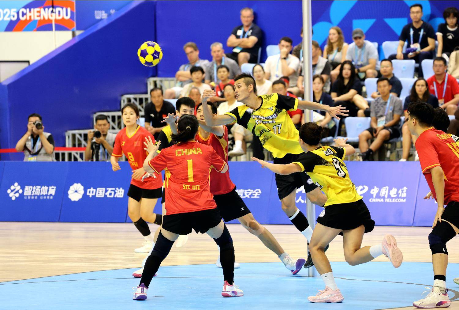 一场激烈的比赛拉开战幕,球队实力均衡 一场激烈的比赛拉开战幕,球队实力均衡