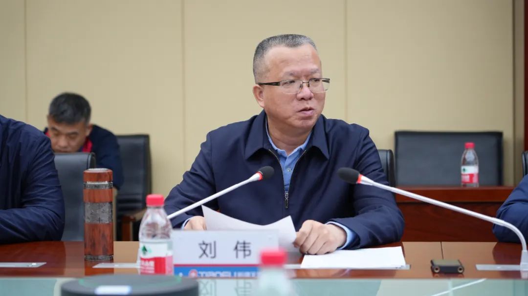 球队经理公开表态，决心引进新球员提升整体实力的简单介绍