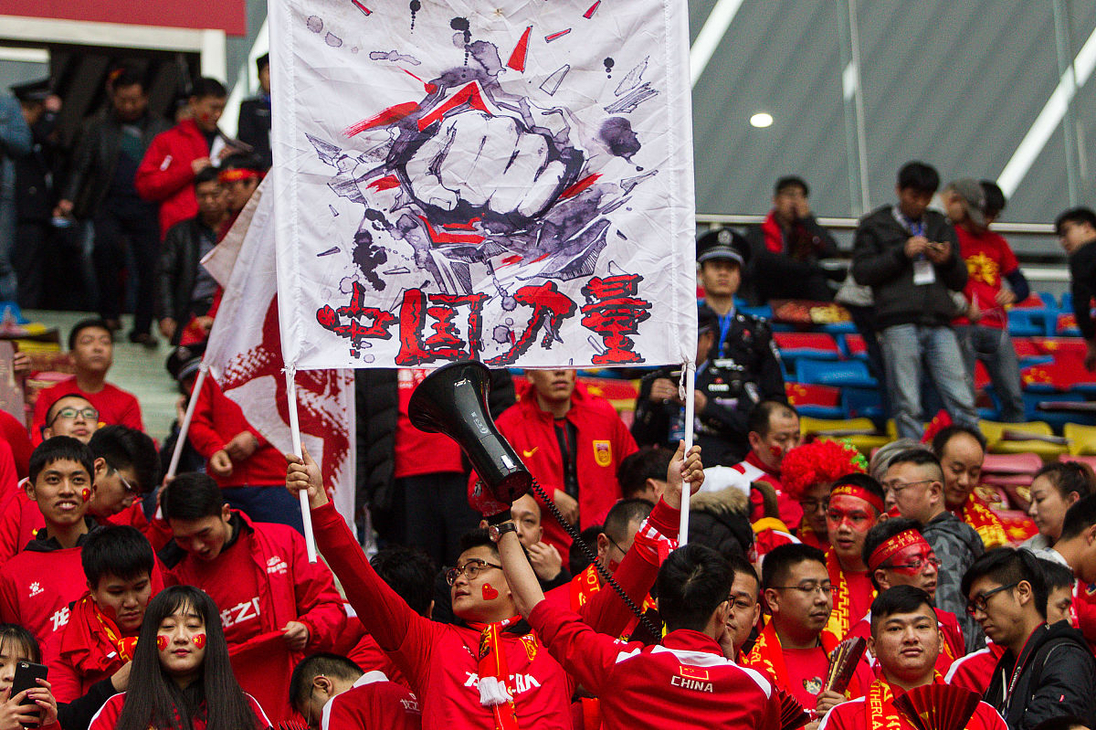 开云体育在线-关于比赛结束后，球迷尽情欢呼庆祝，热血沸腾！的信息