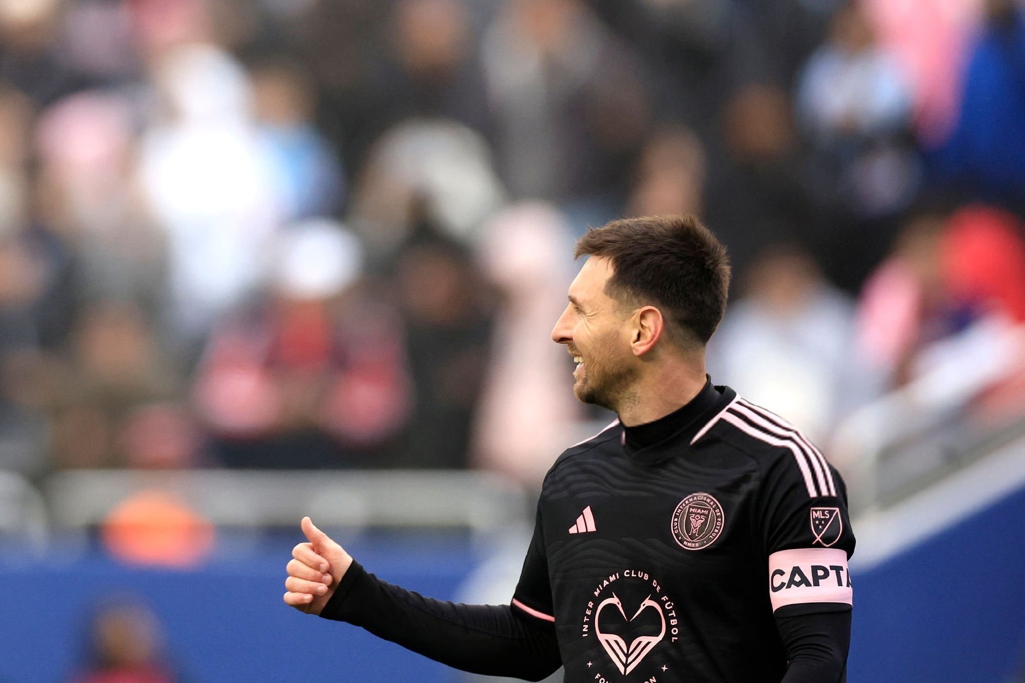 关于比赛结束后,球迷尽情欢呼庆祝,热血沸腾!的信息 关于比赛结束后,球迷尽情欢呼庆祝,热血沸腾!的信息