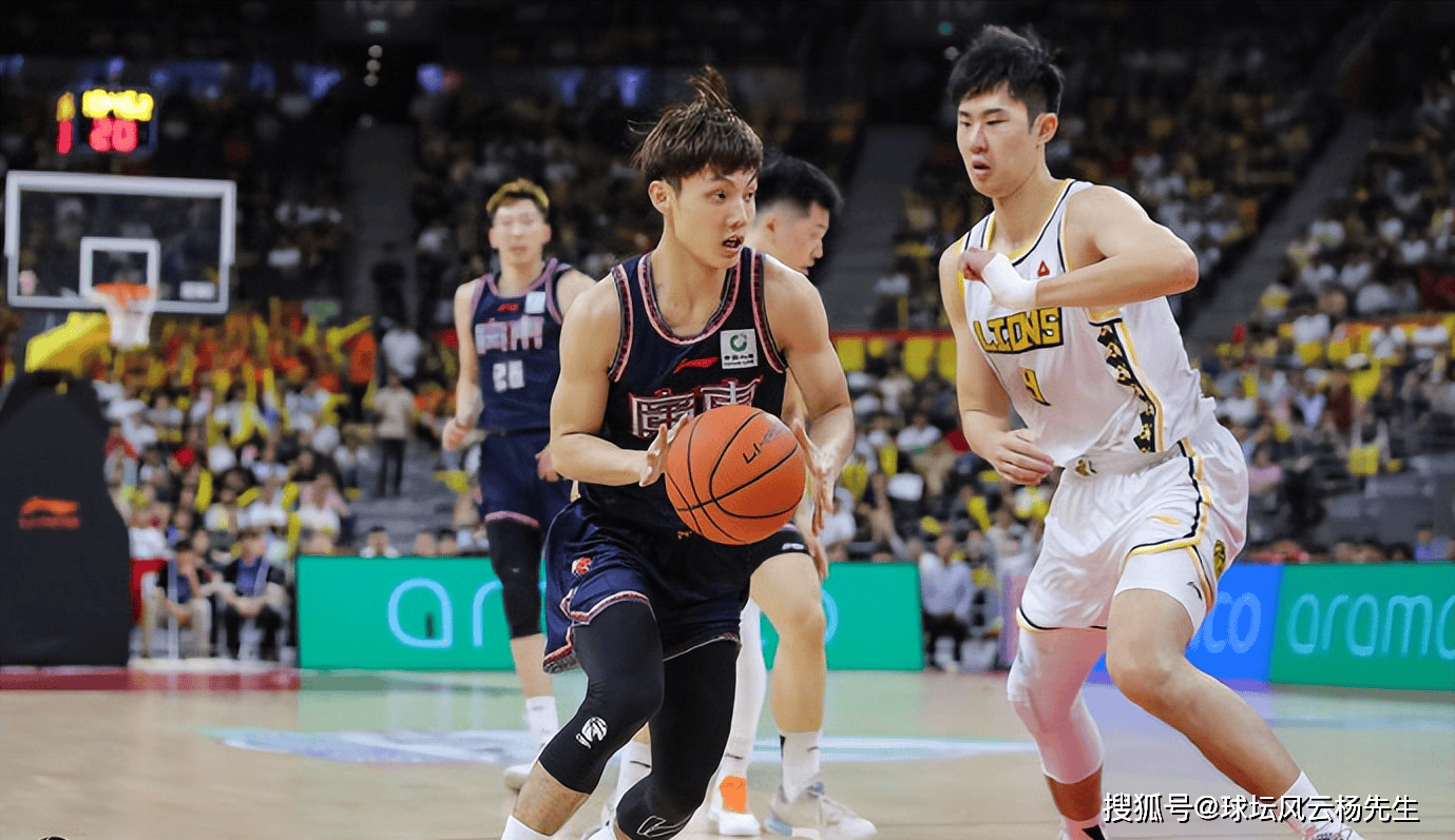 广东男篮大比分战胜河北队，领先优势明显