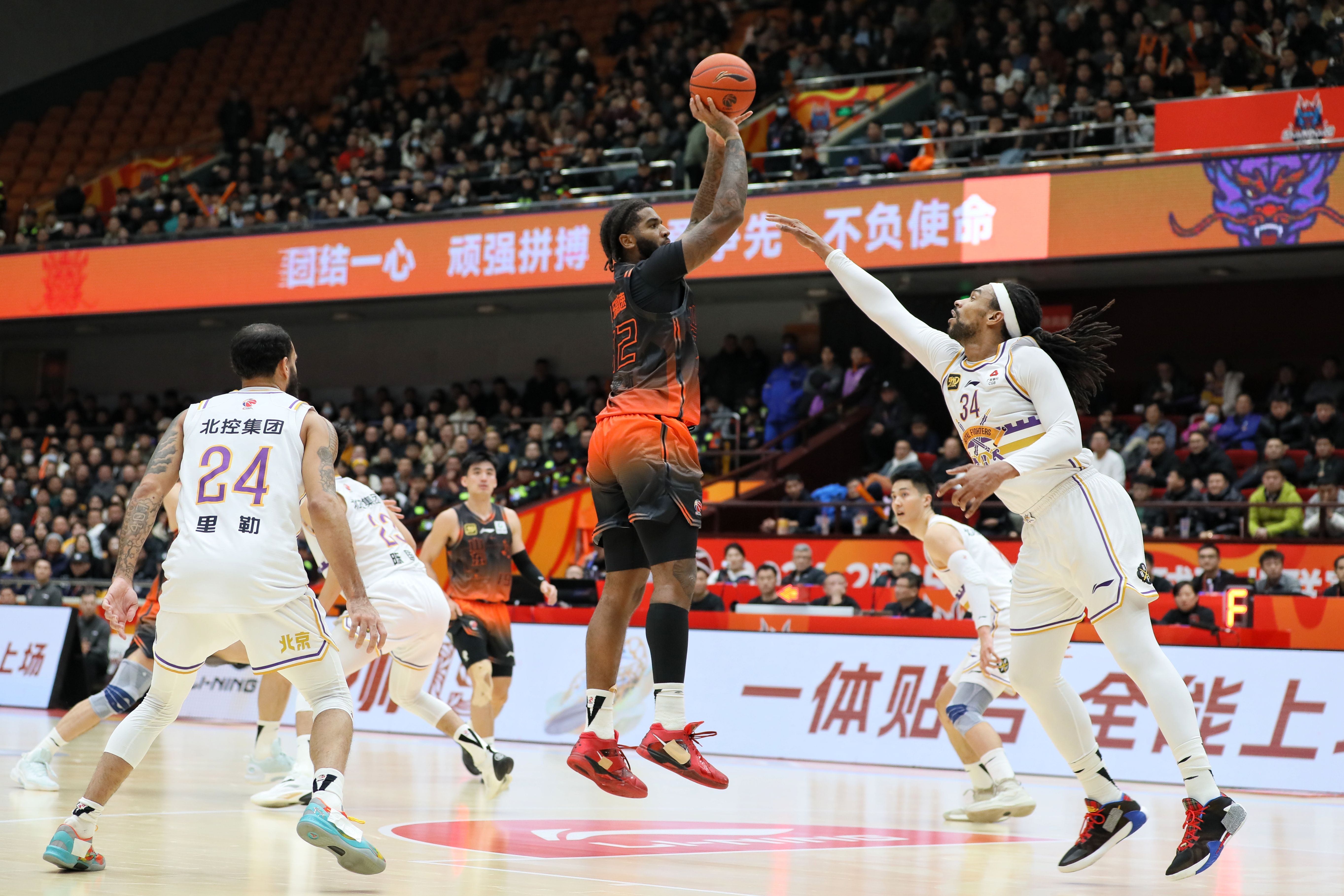 顽强拼搏,最终球队拔得头筹夺冠 顽强拼搏,最终球队拔得头筹夺冠