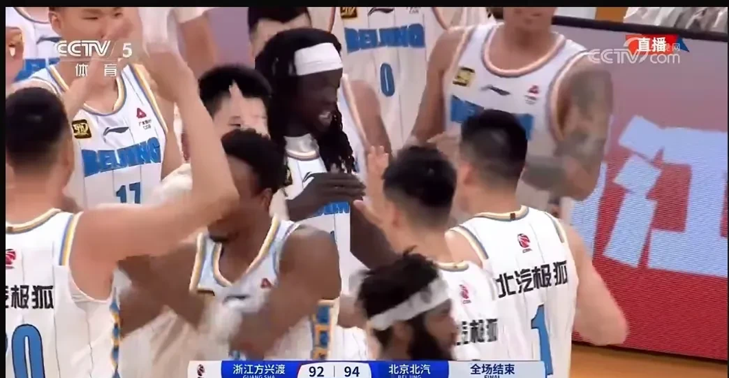 开云体育在线-场上气氛紧张激烈，球员人气暴涨