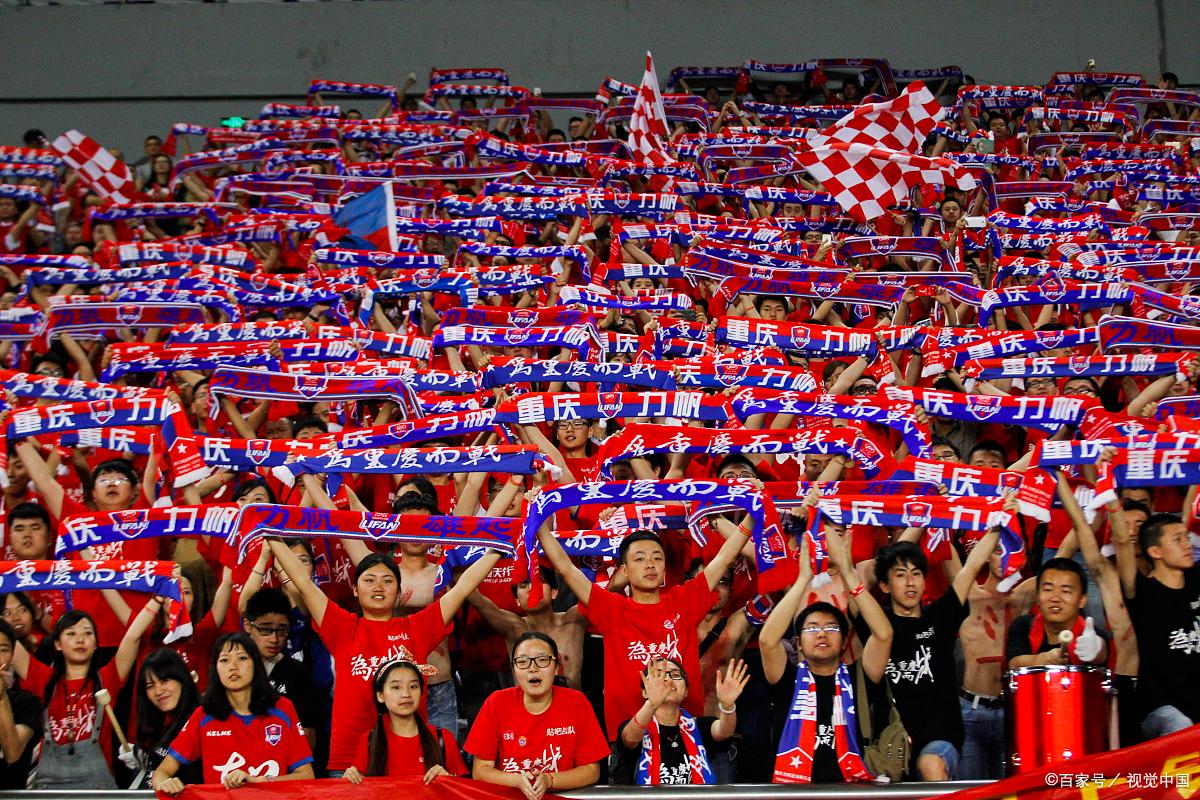 场上气氛紧张激烈,球员人气暴涨 场上气氛紧张激烈,球员人气暴涨