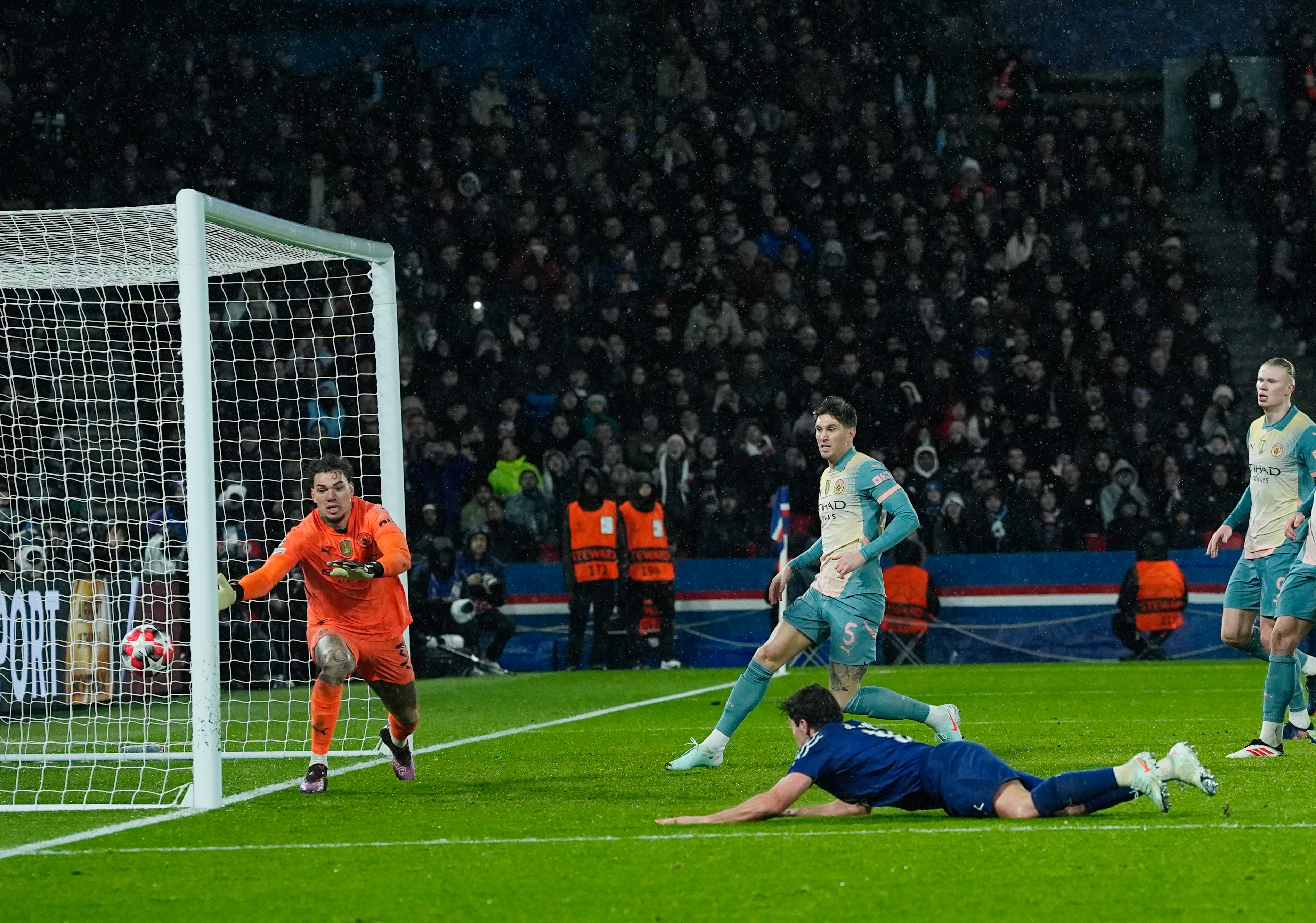 关于巴黎圣日耳曼迎战拜仁慕尼黑，全力冲刺的信息