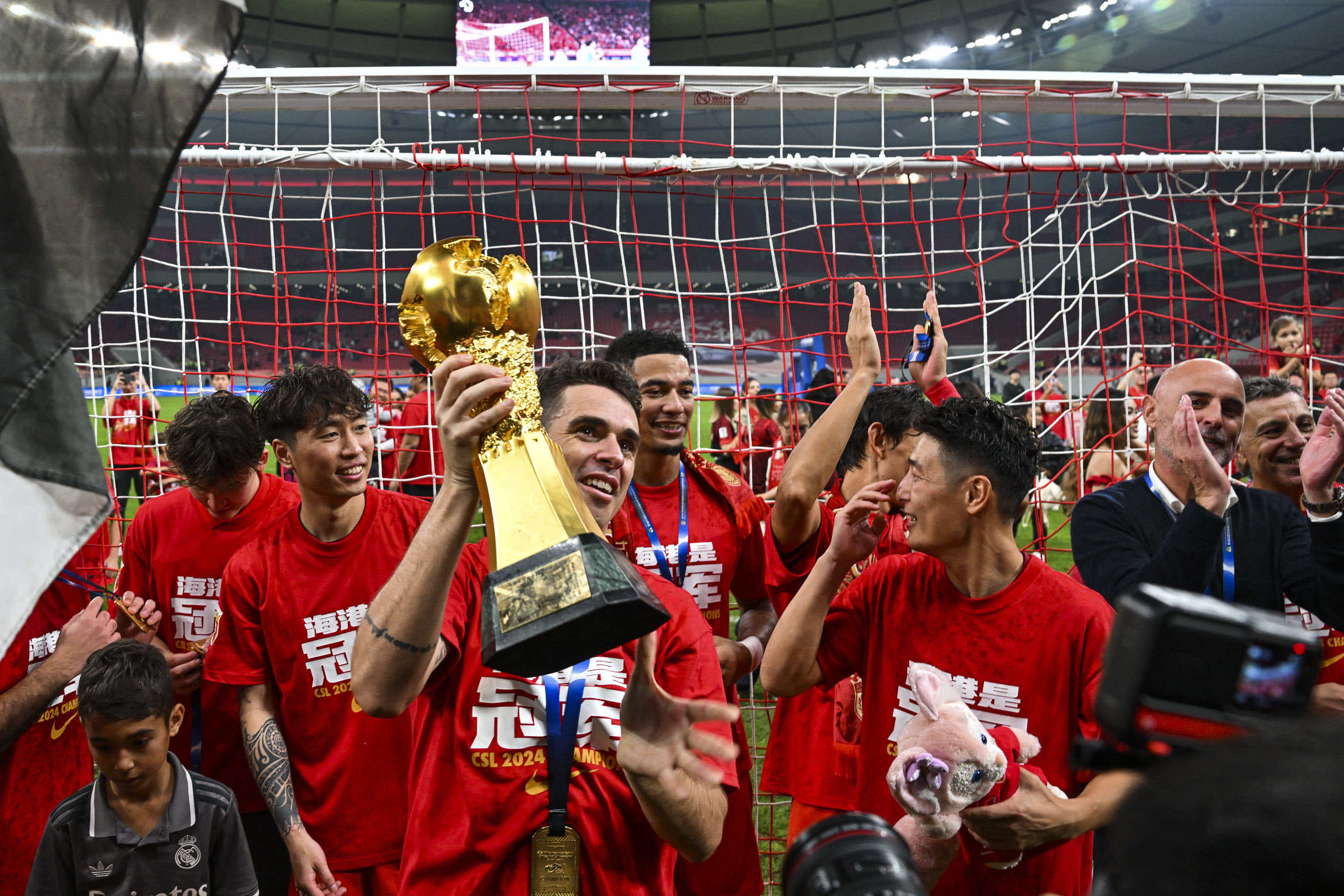 热议篮球赛事赢家，球队意气风发庆祝