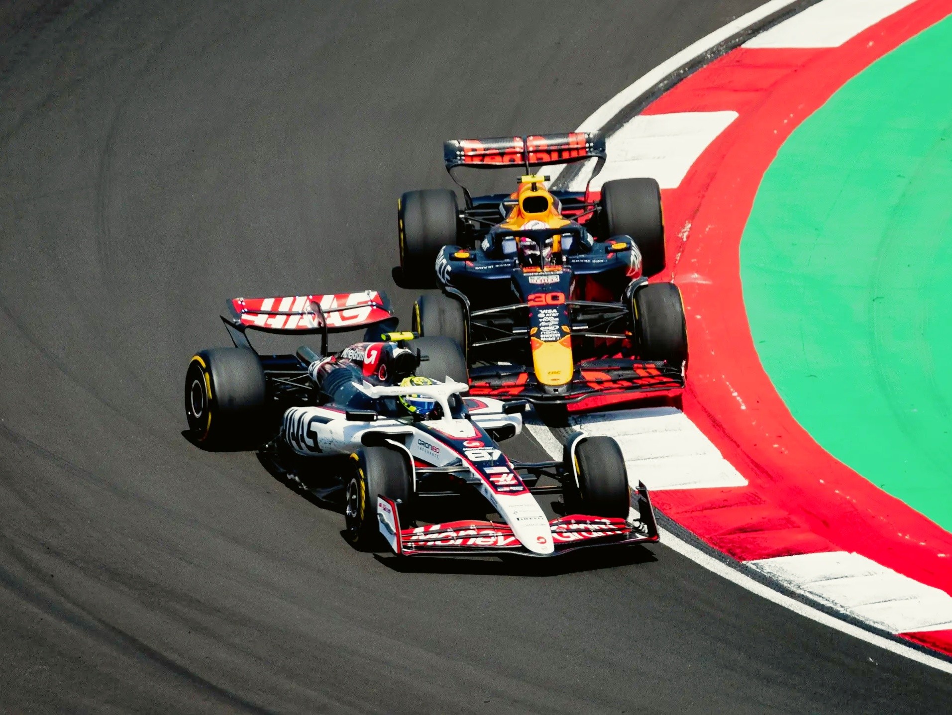 开云平台-红牛车队横扫梅赛德斯，皮亚斯特里点燃赛场的简单介绍