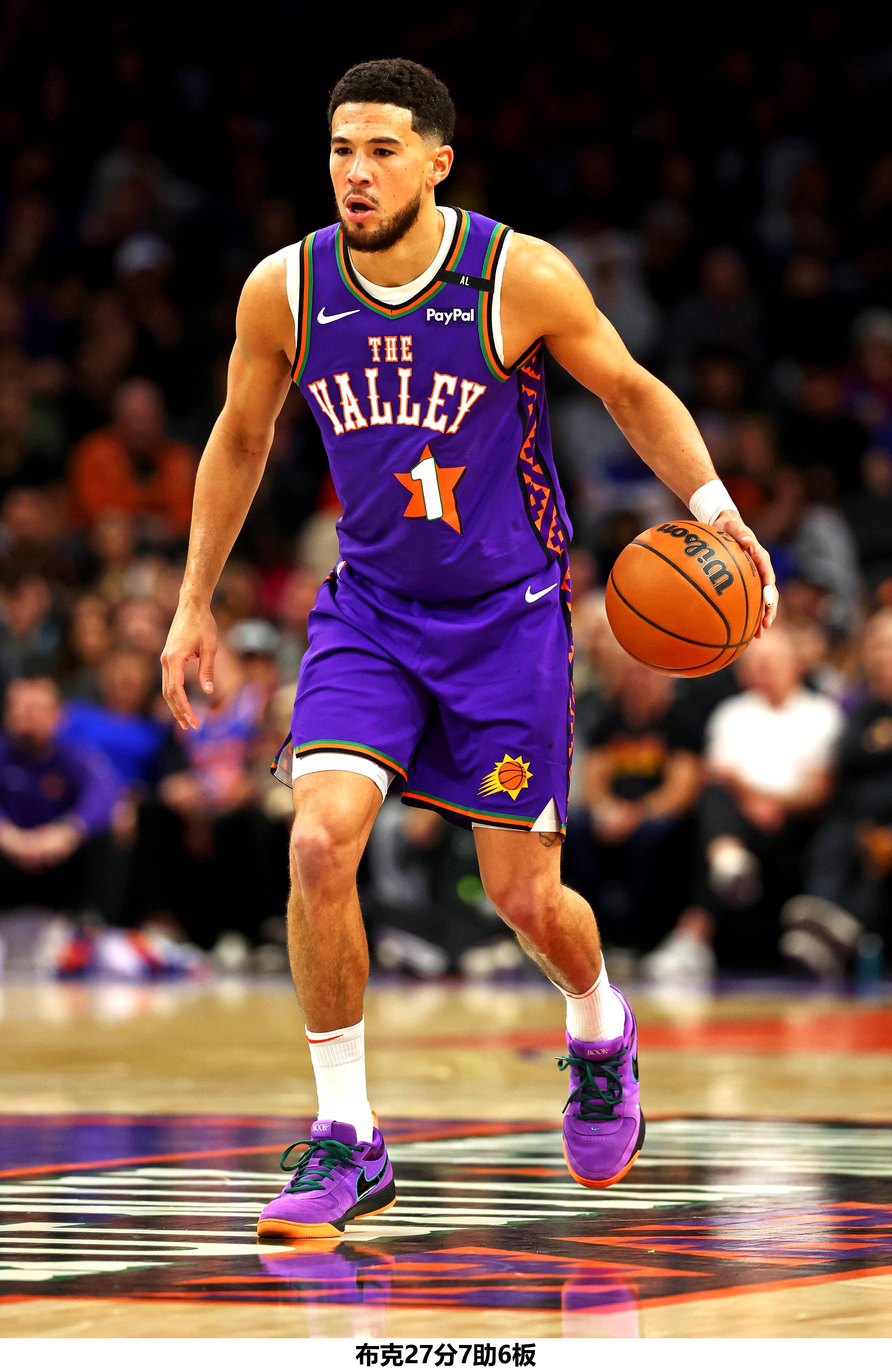 青岛队险胜湖人，布克高光表现